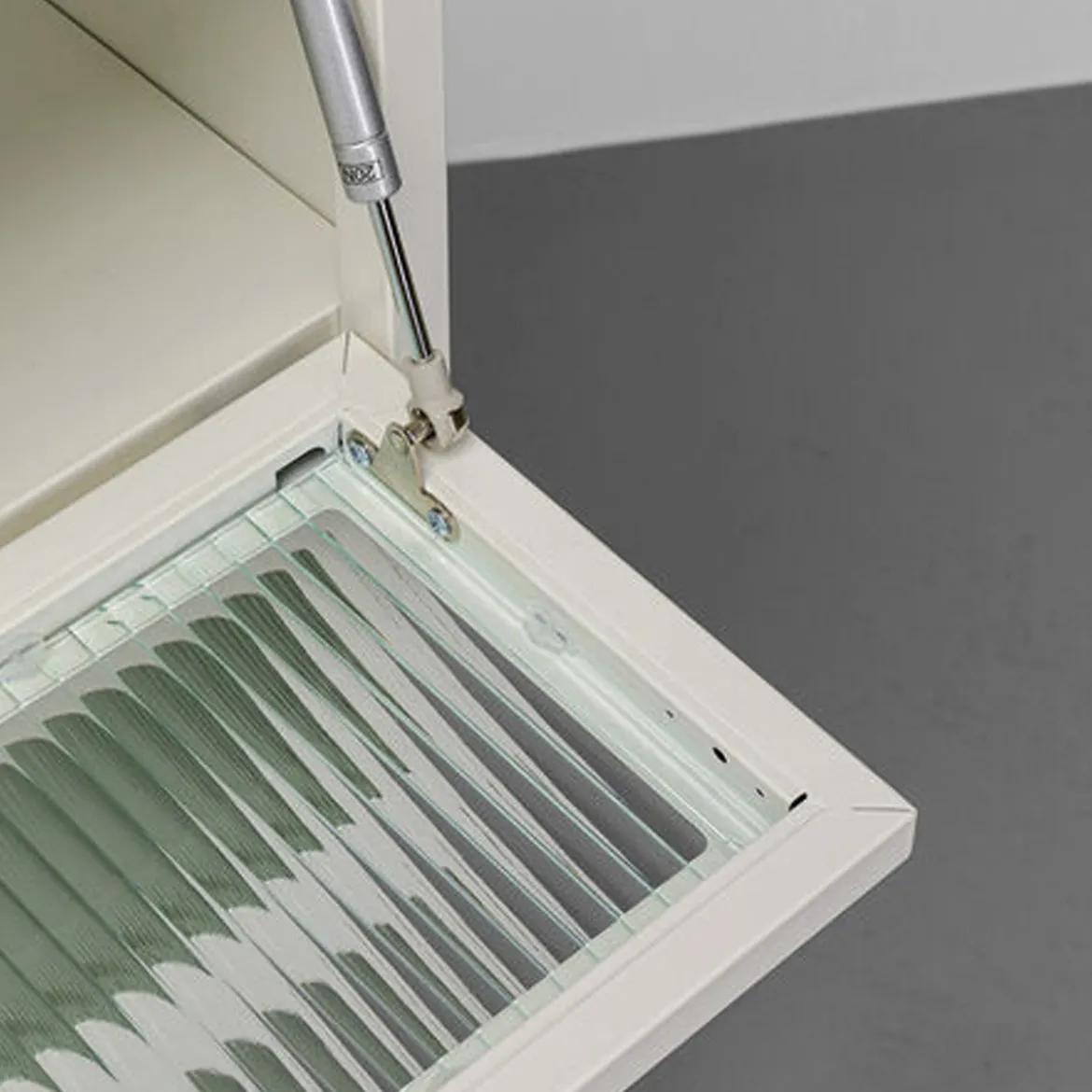 Klepdeuren kast off white met ribbelglas - Kare Design Naxos