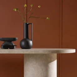 Ovale eettafel met dikke beige poten - Lavis Narvik