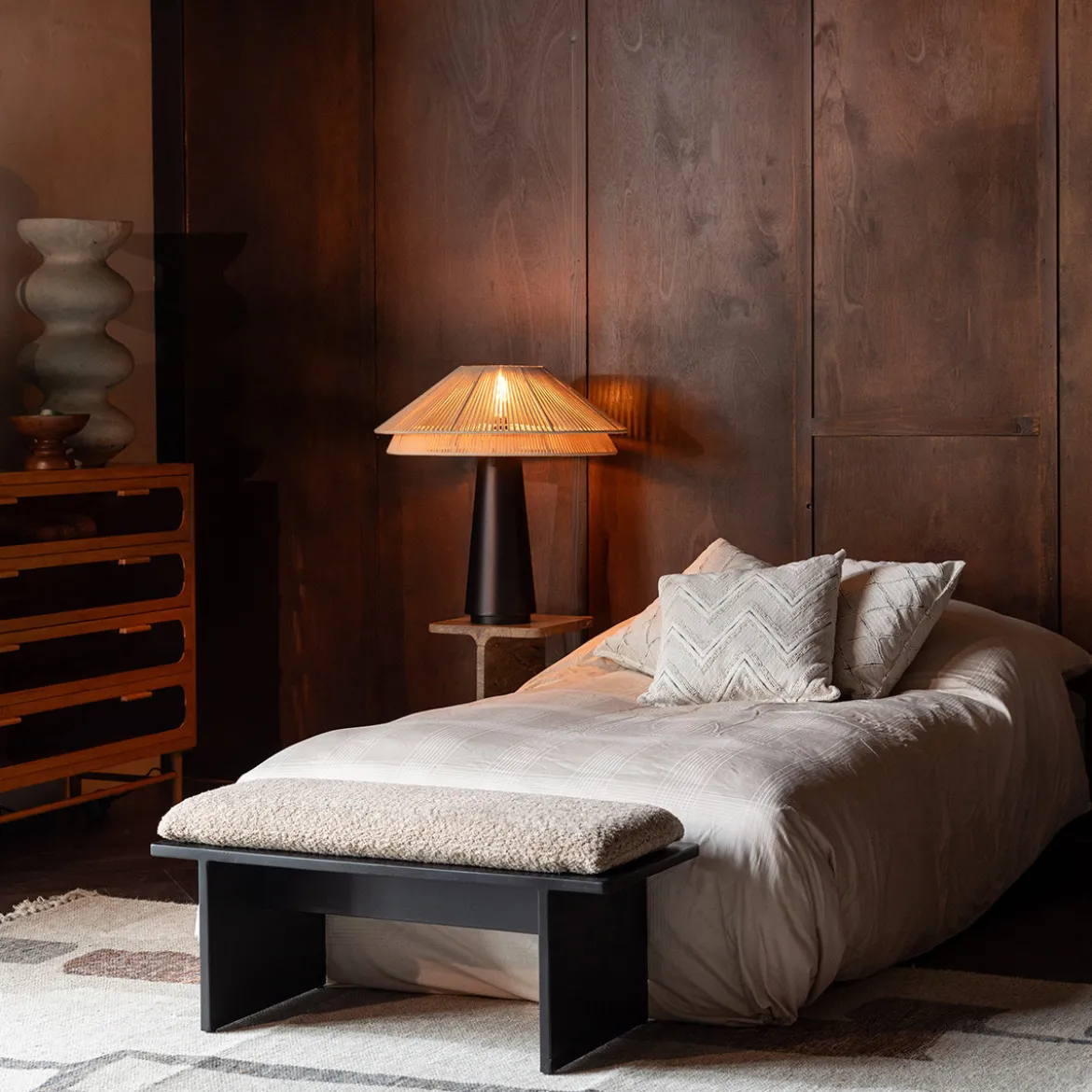 Zwart bankje met beige kussen - Dutchbone Shiho