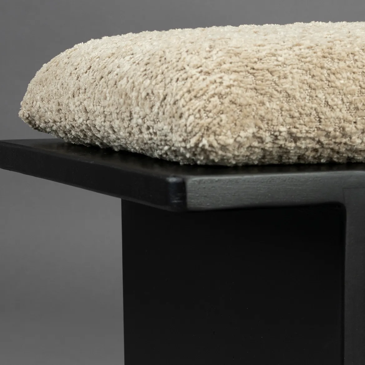 Zwart bankje met beige kussen - Dutchbone Shiho