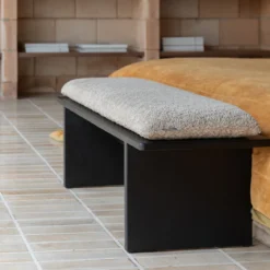 Zwart bankje met beige kussen - Dutchbone Shiho
