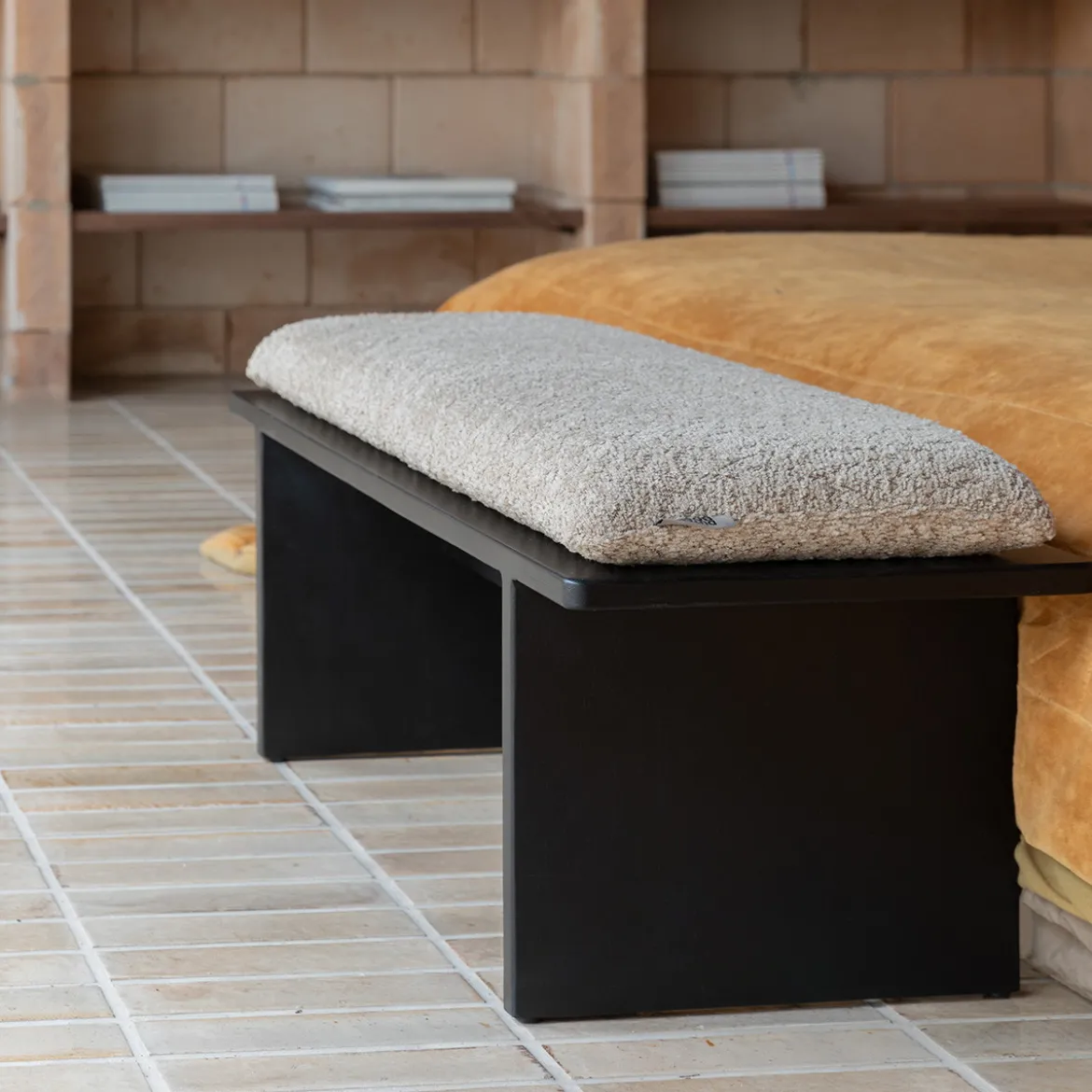 Zwart bankje met beige kussen - Dutchbone Shiho