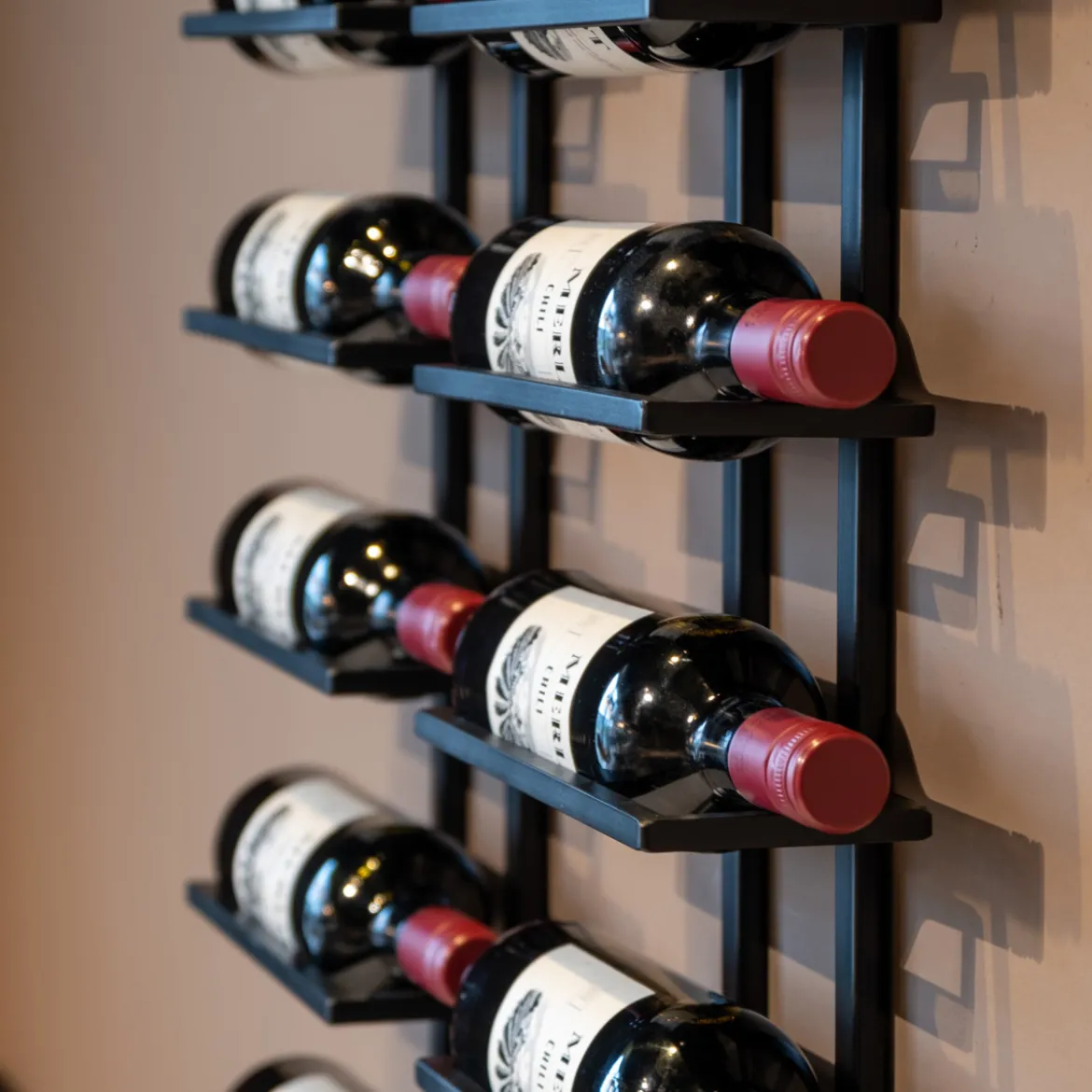 Zwart wijnrek muur - Bodio Reserva 8